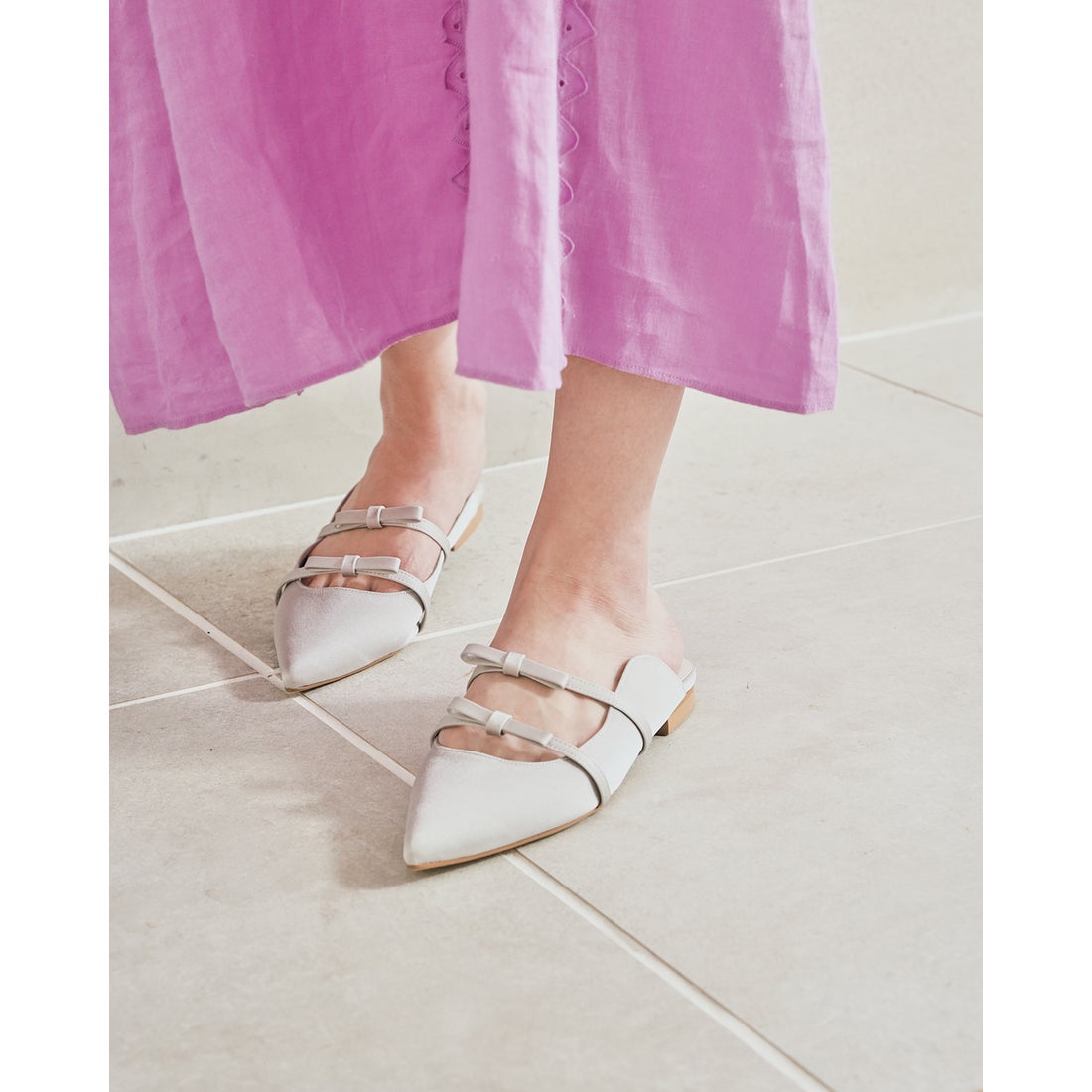 ダブルストラップ フラット ミュール （グレー サテン） -Emma Francis