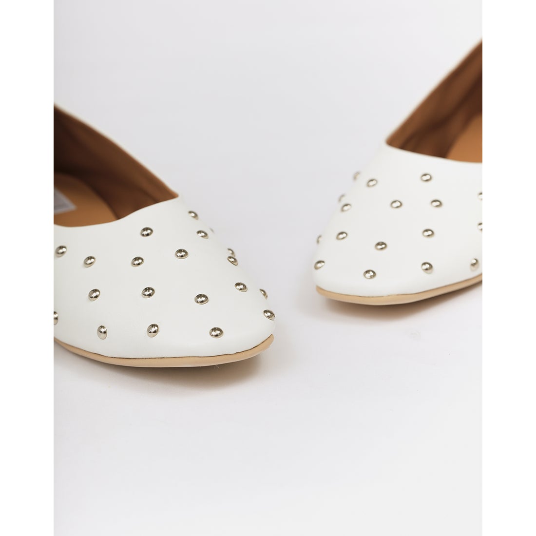 フラット スタッズパンプス （ホワイト スムース） -Emma Francis