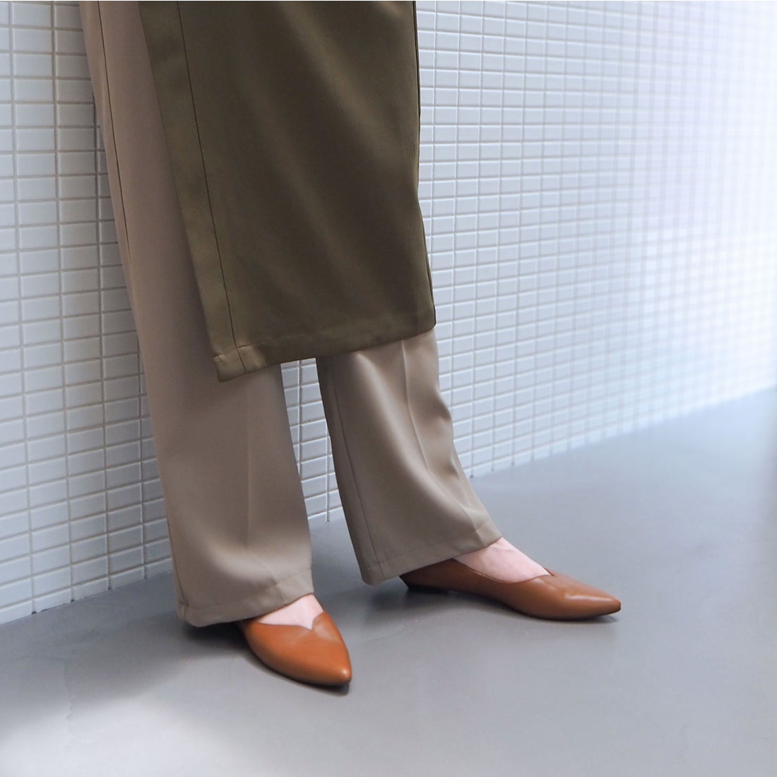 本革Vカットフラットシューズ （ブラウン） -エンチャンテッド