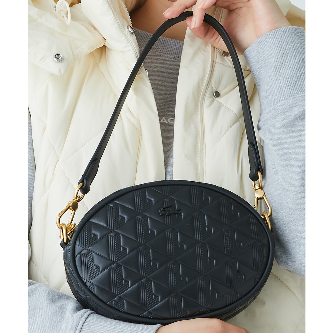 ラコステ LACOSTE マヘキ オーバルレザーショルダーバッグ（ブラック