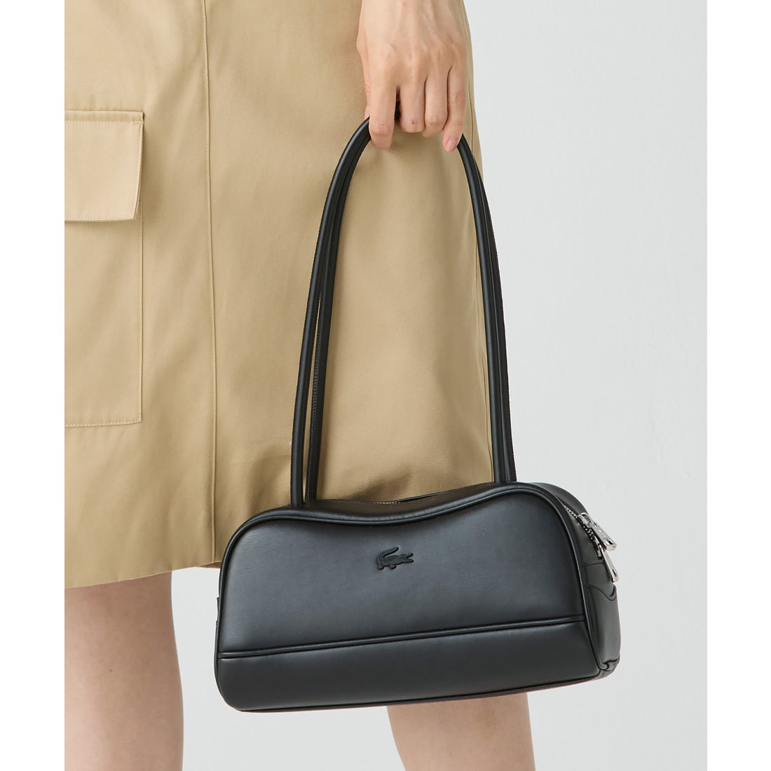 ラコステ LACOSTE ローラレザーショルダーバッグ（ブラック） -靴