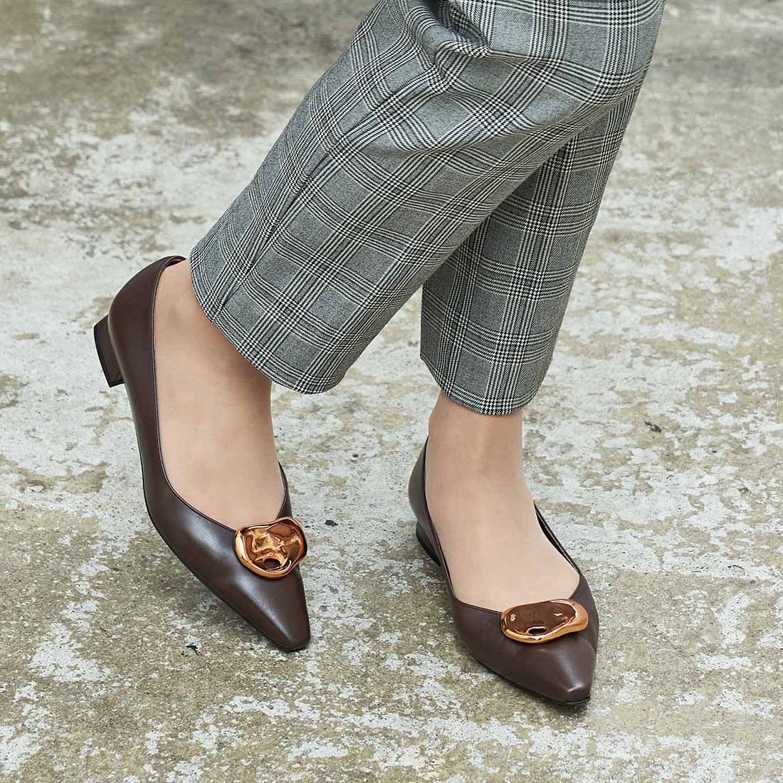 MODE ET JACOMO メタルフラットパンプス（ダークブラウン） -Mode et