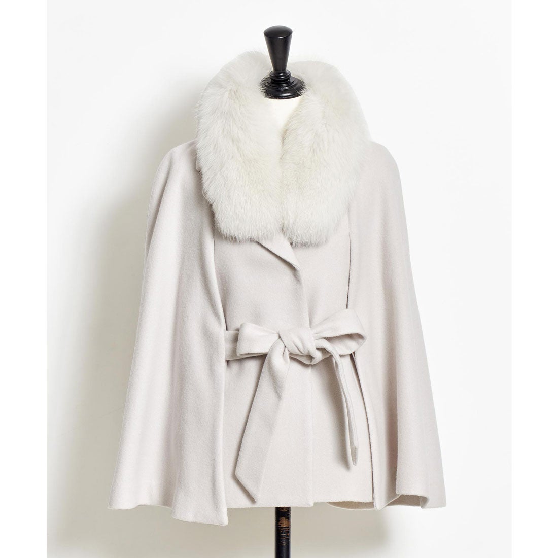 ノエラ NOELA ファースリットケープコート （オフホワイト