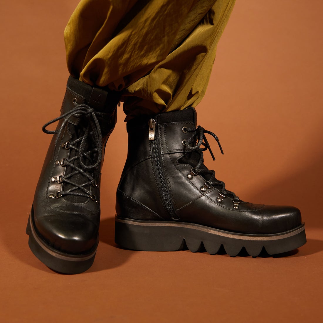 サヤ SAYA 厚底本革アウトドアショートブーツ （ブラック） -【公式