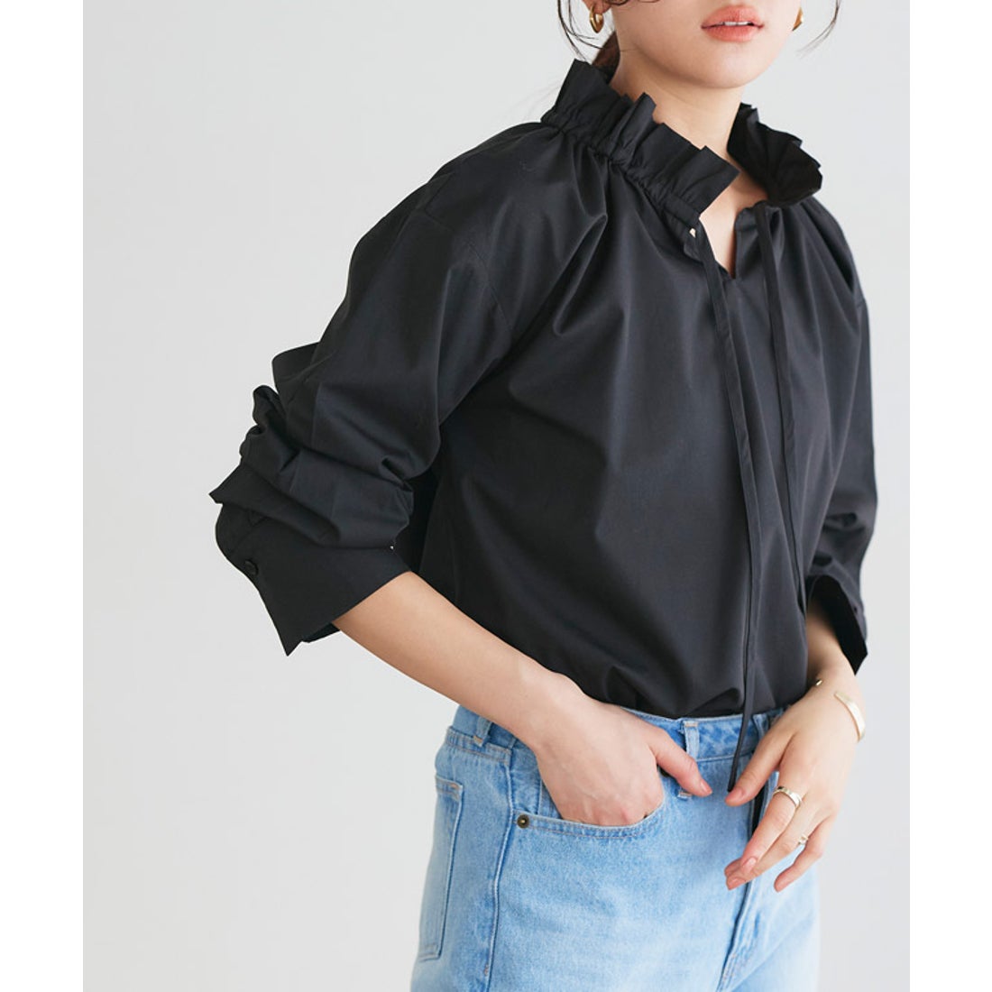 Pierrot スタンドフリルカラーブラウス （ブラック） -靴