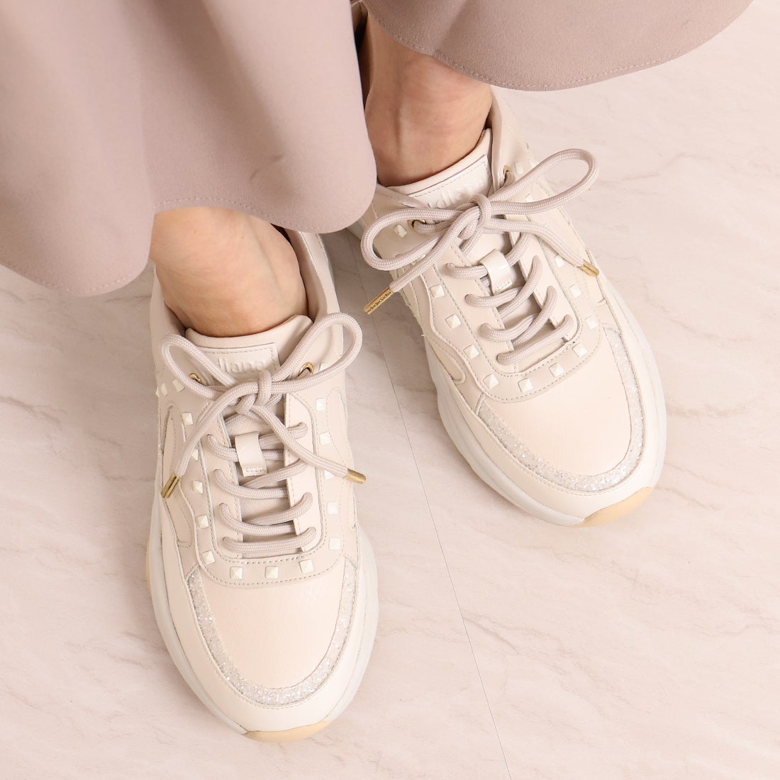 プラスダイアナ ＋diana スタッズダッドスニーカー （アイボリー人工