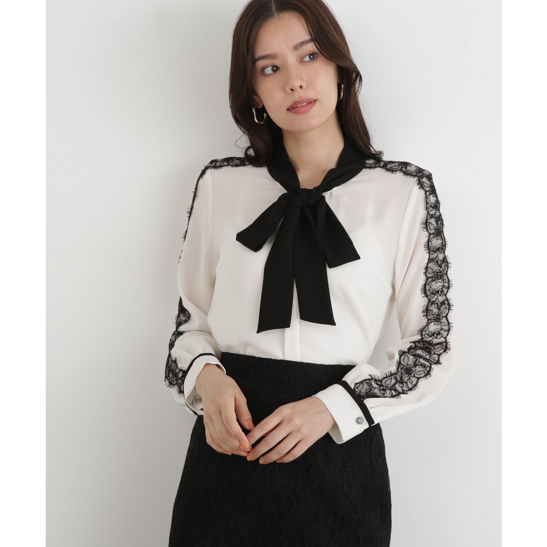 PINKY & DIANNE レースコンビバイカラーリボンブラウス エクリュ1