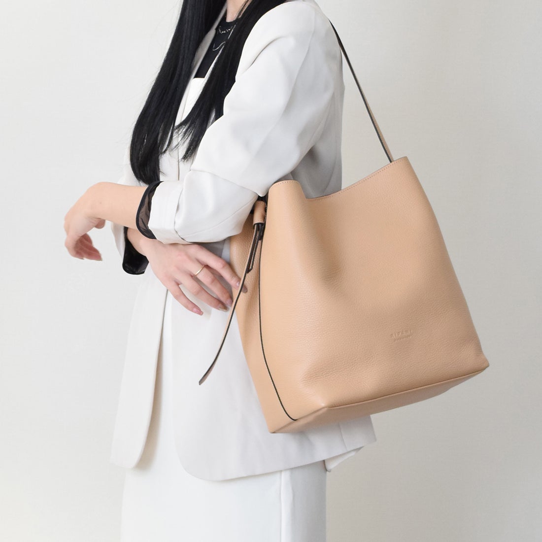 リパーニ RIPANI レザーショルダーバッグ （キャメル） -レディース