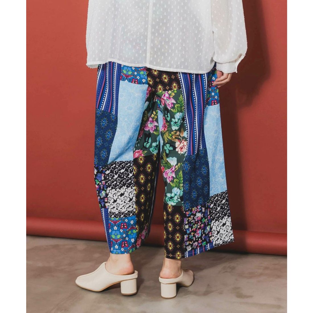 スカラー ScoLar パッチワーク風花柄パンツ （ネイビー