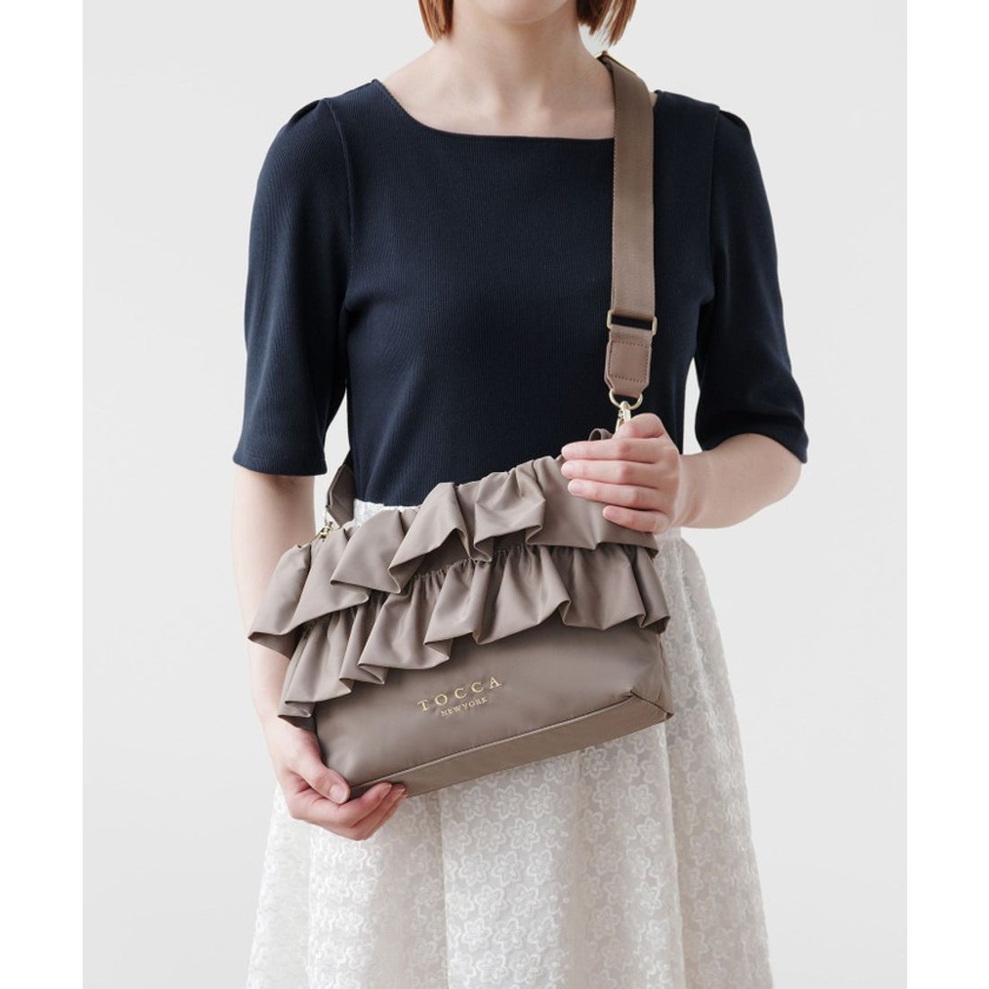 トッカ TOCCA FRILL POCHETTE ポシェット （ブラック系