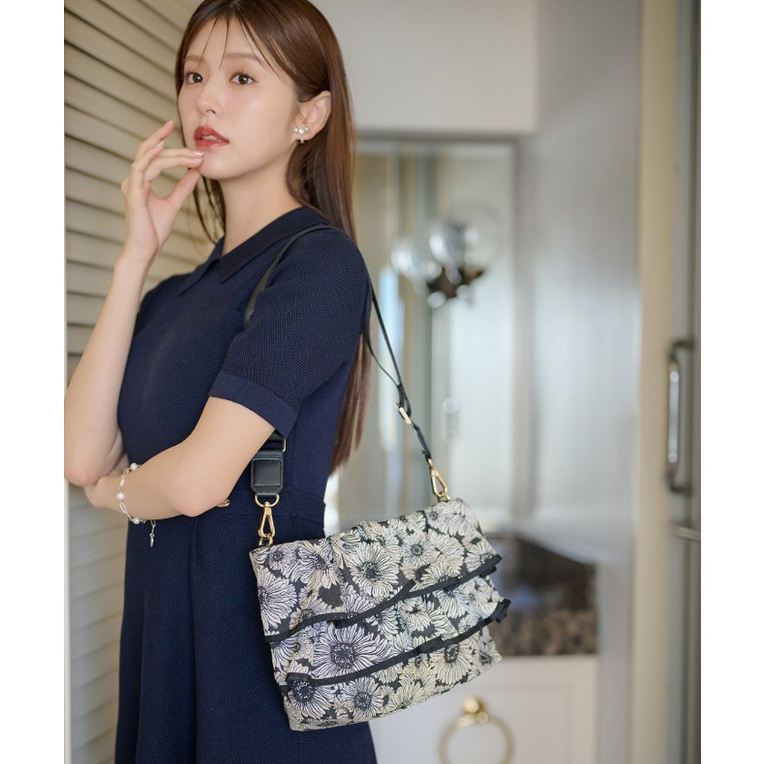 トッカ TOCCA FRILL POCHETTE ポシェット （ブラック系1