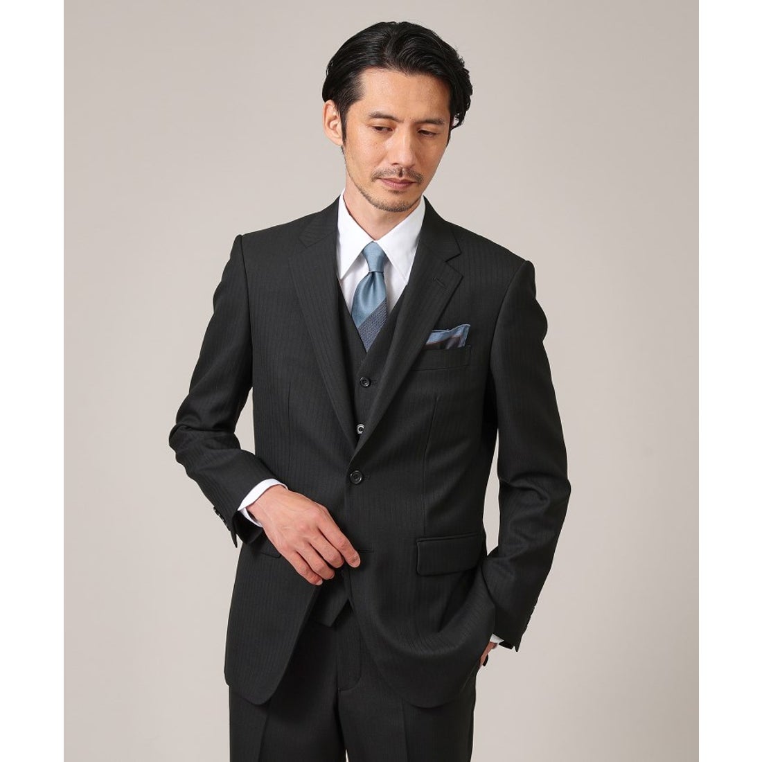 GUCCIストライプスーツブラックにネイビーストライプ52 GUCCI