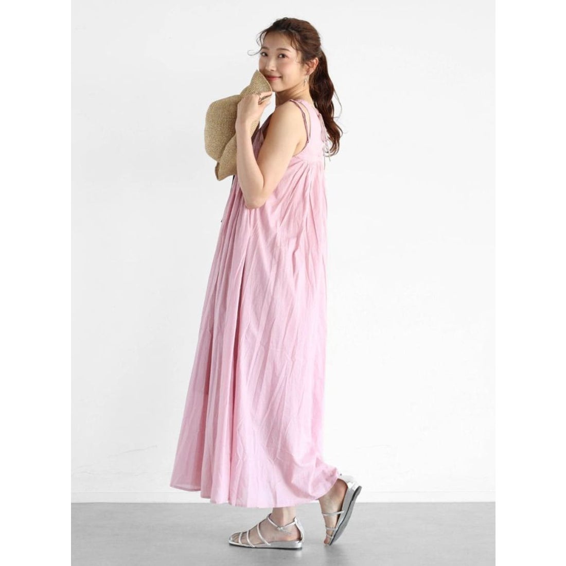 ヴァン Vin シャーリング刺繍ノースリーブワンピース （ブラック） -靴