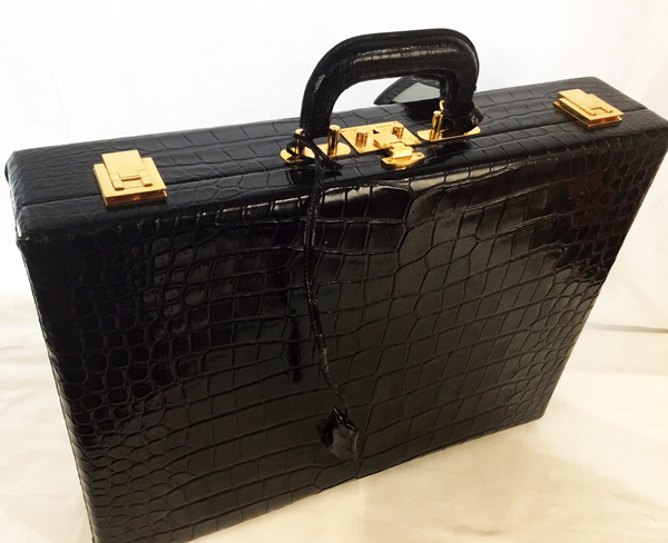 エルメスのアタッシュケース、クロコダイル（ポロサス）素材の迫力