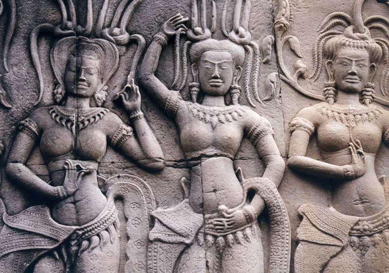 アンコール・ワット」に描かれたレリーフとデバター像（カンボジア）