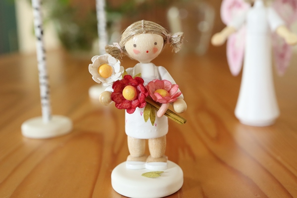 女の子とタチアオイ – ドイツ・ザイフェンの木のおもちゃ seiffen