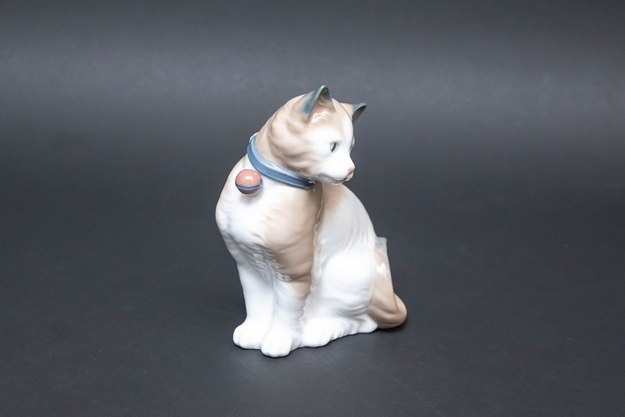 NAO フィギュリン『All Decked Out Cat（おめかしした猫）』を買い取り