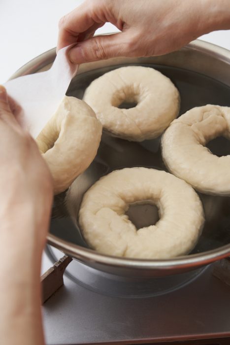 プロ級のパンが家庭で焼ける！「プレーンベーグル」の作り方【本格パン