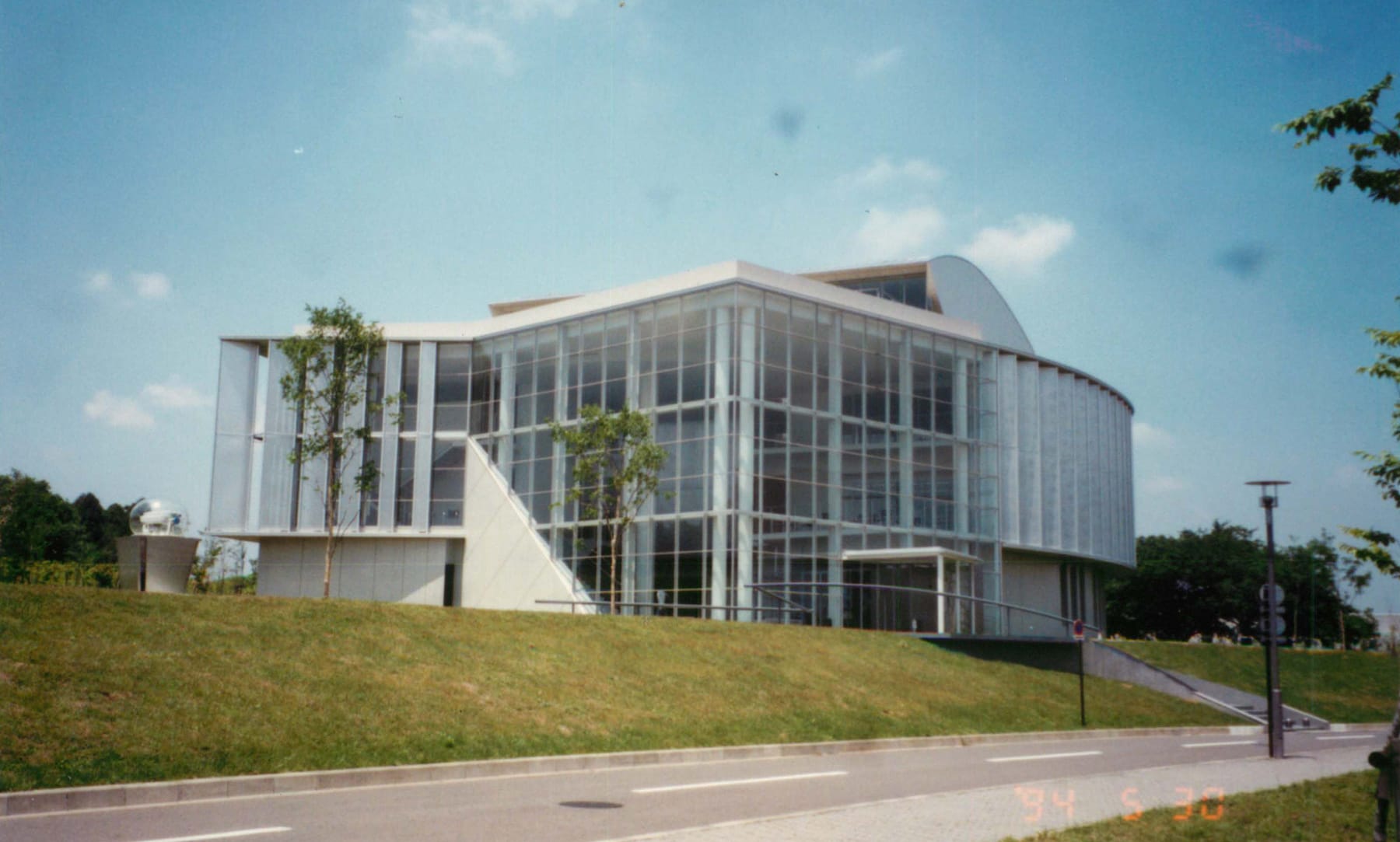 キャンパス写真展「写真で振り返る湘南藤沢キャンパスの30年」・資料展