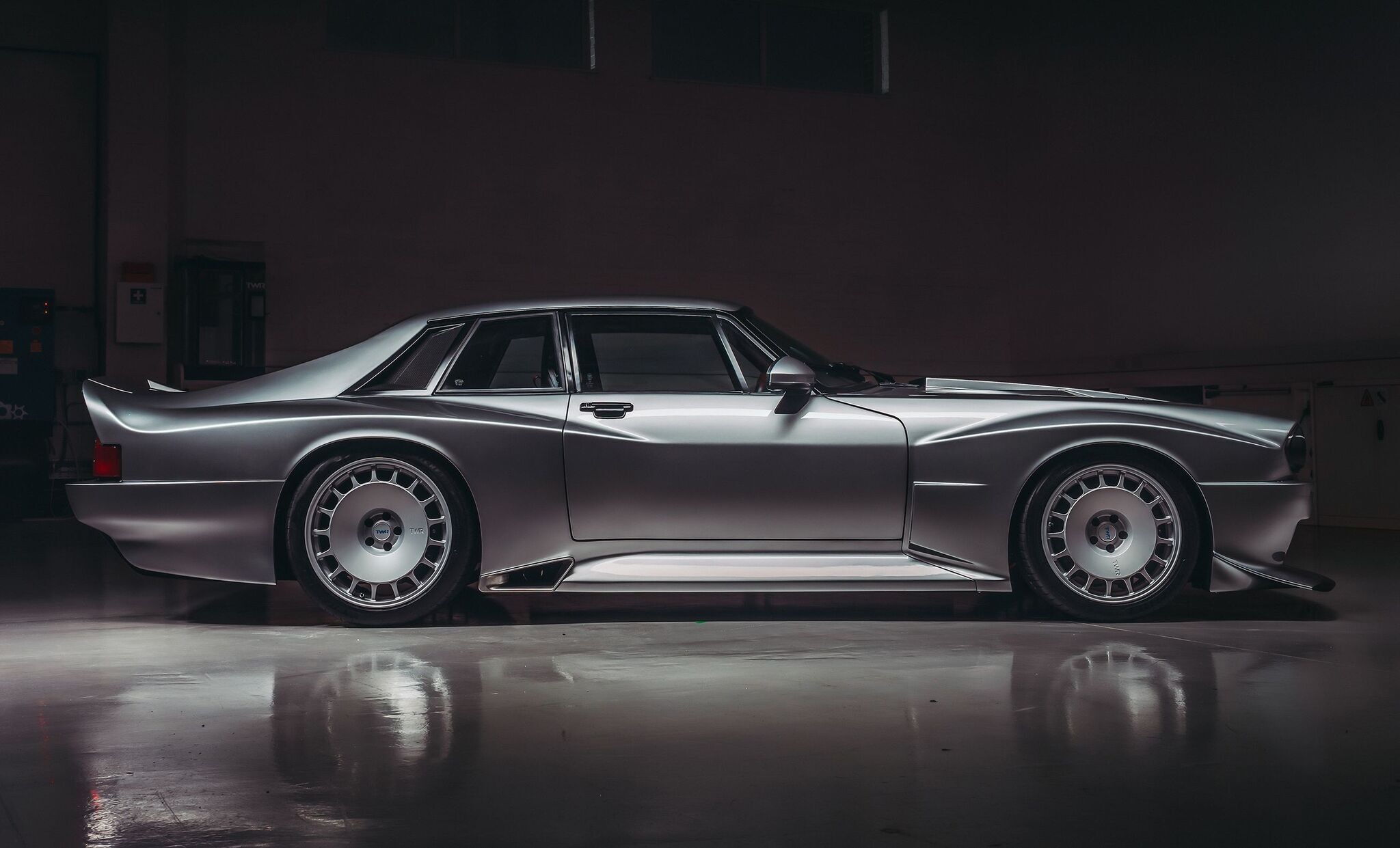 伝説のジャガーXJSが現代に蘇る、660馬力V12スーパーチャージャー搭載