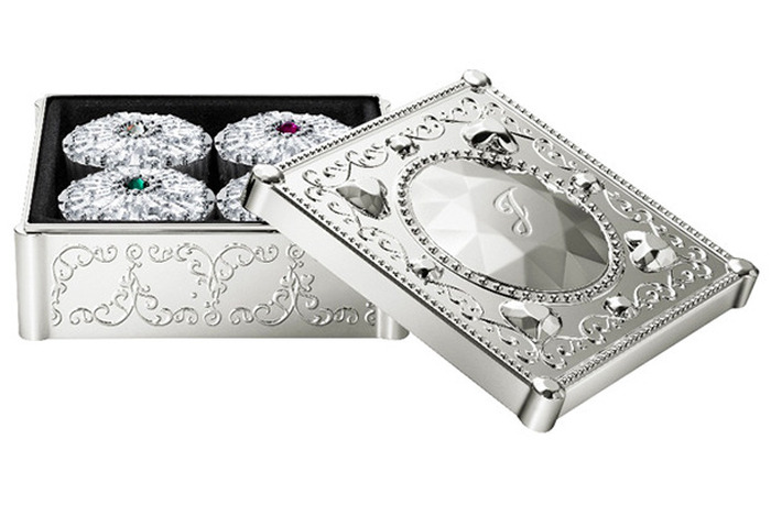 ジルスチュアート ビューティ」10周年！宝石箱のようなアニバーサリー