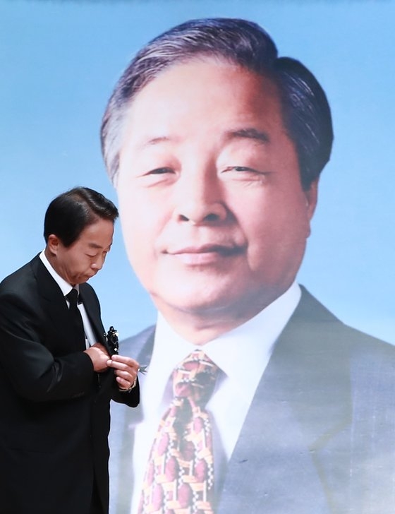 金泳三前大統領の次男、文氏に露骨な非難「大統領が国民を犬豚として見