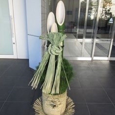 門松 5.5尺 K-004（カラー：グリーン）｜オフィスやビルのエントランス