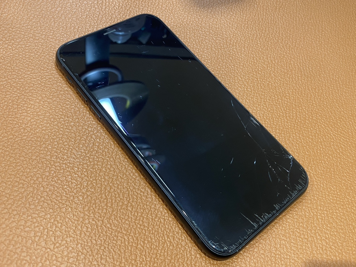 ガラス割れにより液晶が映らなくなってしまったiPhone11（アイフォン