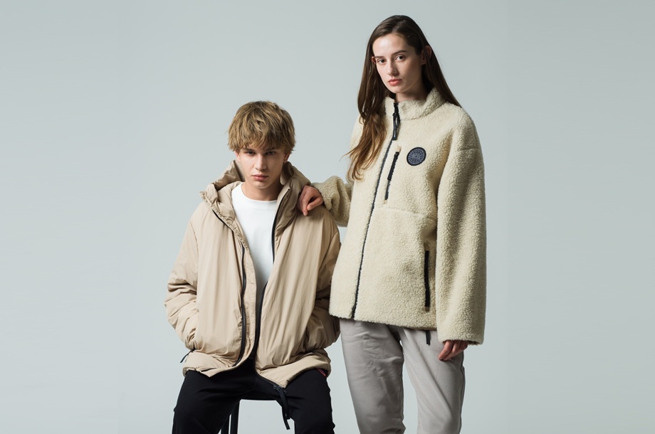 ブラックのディスクロゴが映える―＜カナダグース＞「ブラックレーベル