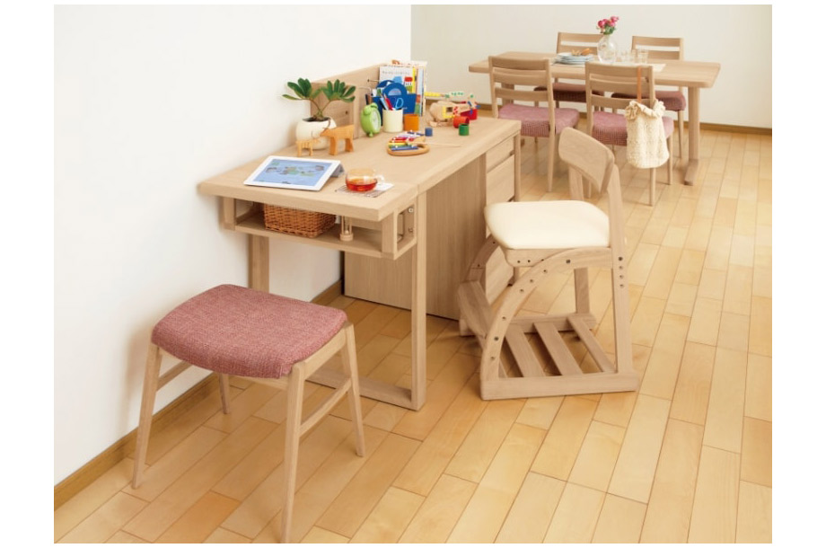 カリモク＞人気のリビング学習にもおすすめ！サイズ豊富な学習机