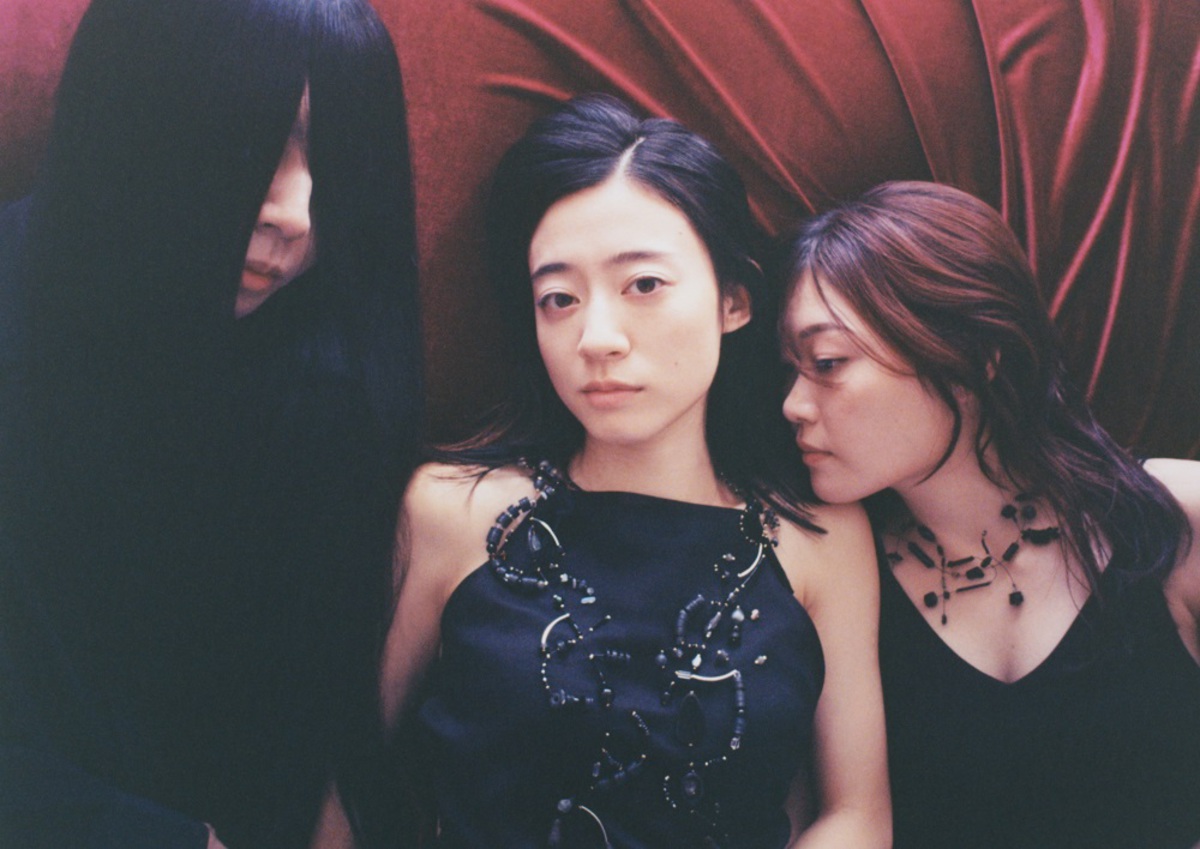 羊文学、3rdフル・アルバム『12 hugs (like butterflies)』12インチ