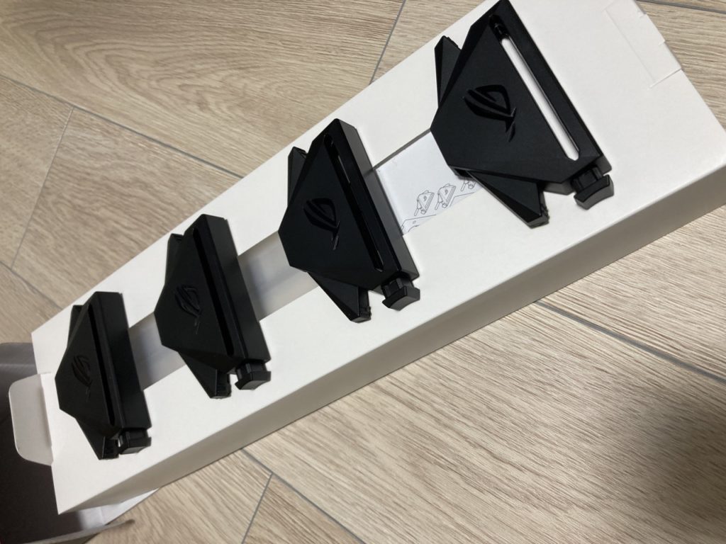 今更3画面32インチレーシングシミュレーターにベゼルフリーキットを