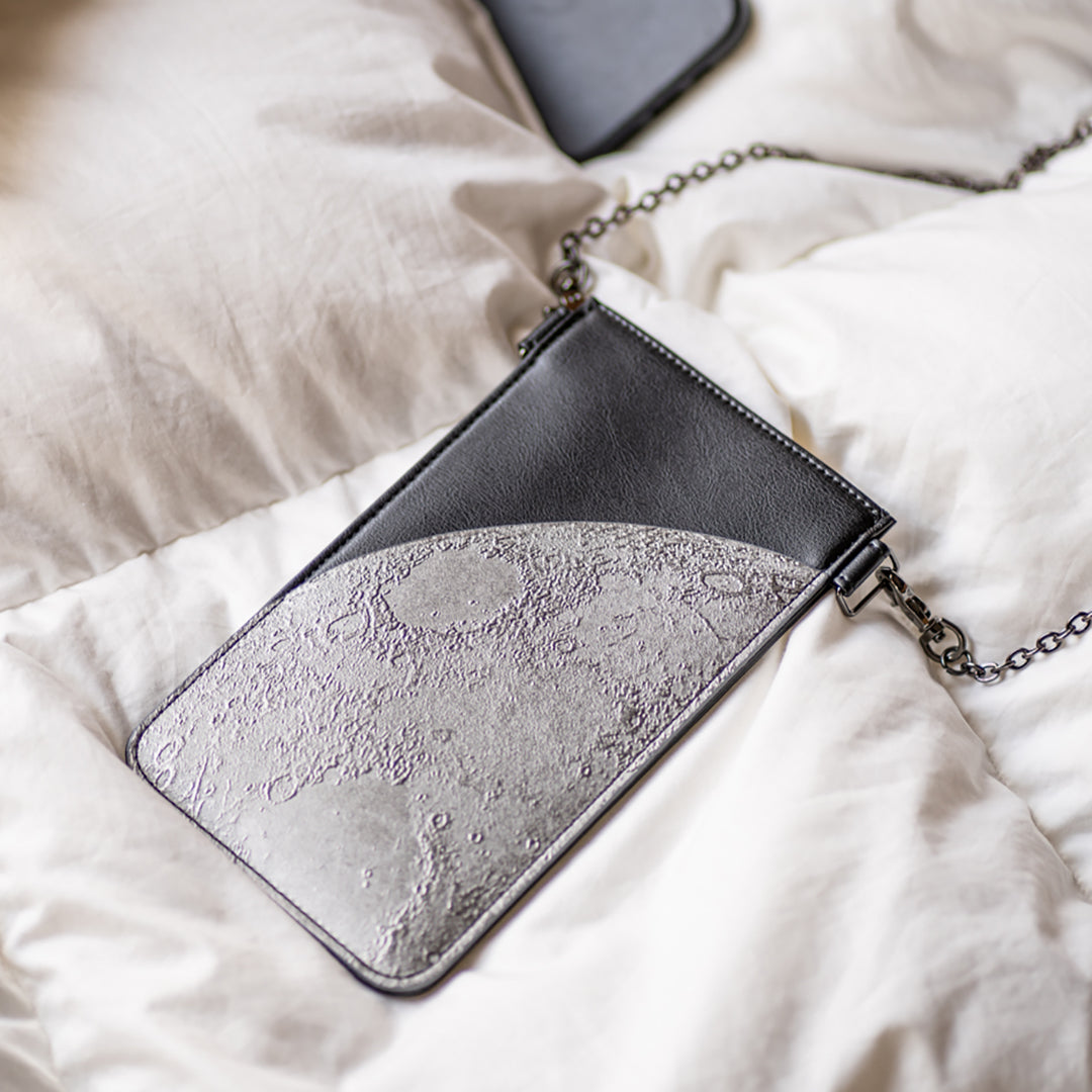 PLANETARIO スマホショルダー ｜ 高精細エンボスで表現した「月」に触れる