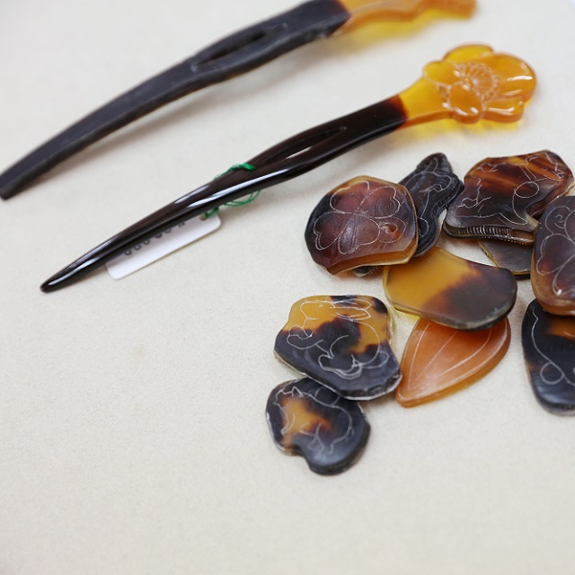 長崎オランダ坂「観海べっ甲店」。ぽってり優美なべっ甲細工ができる