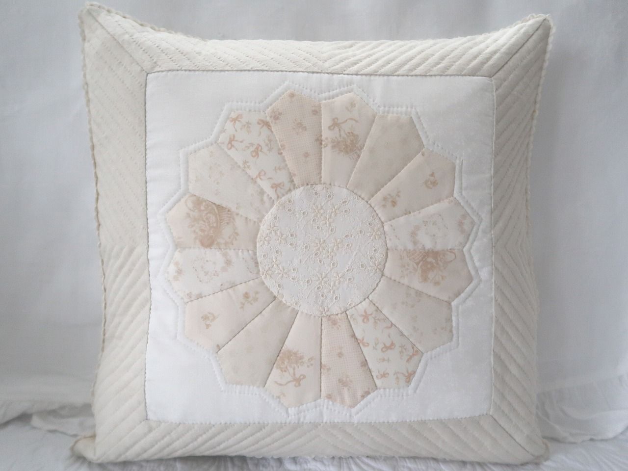 クッション | フラワーバスケット｜末富 美知江が主宰するパッチワーク