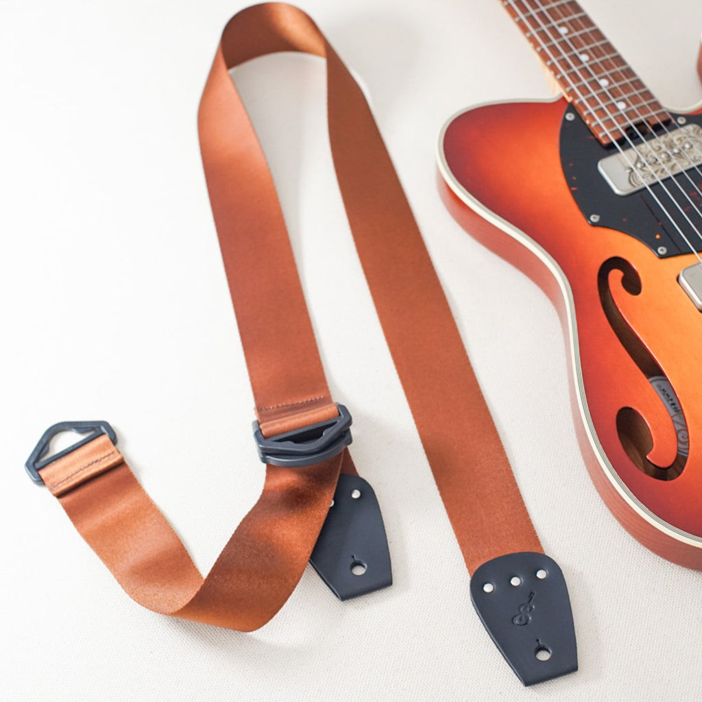 Courier クーリエ｜片手で長さを調整できるギターストラップ
