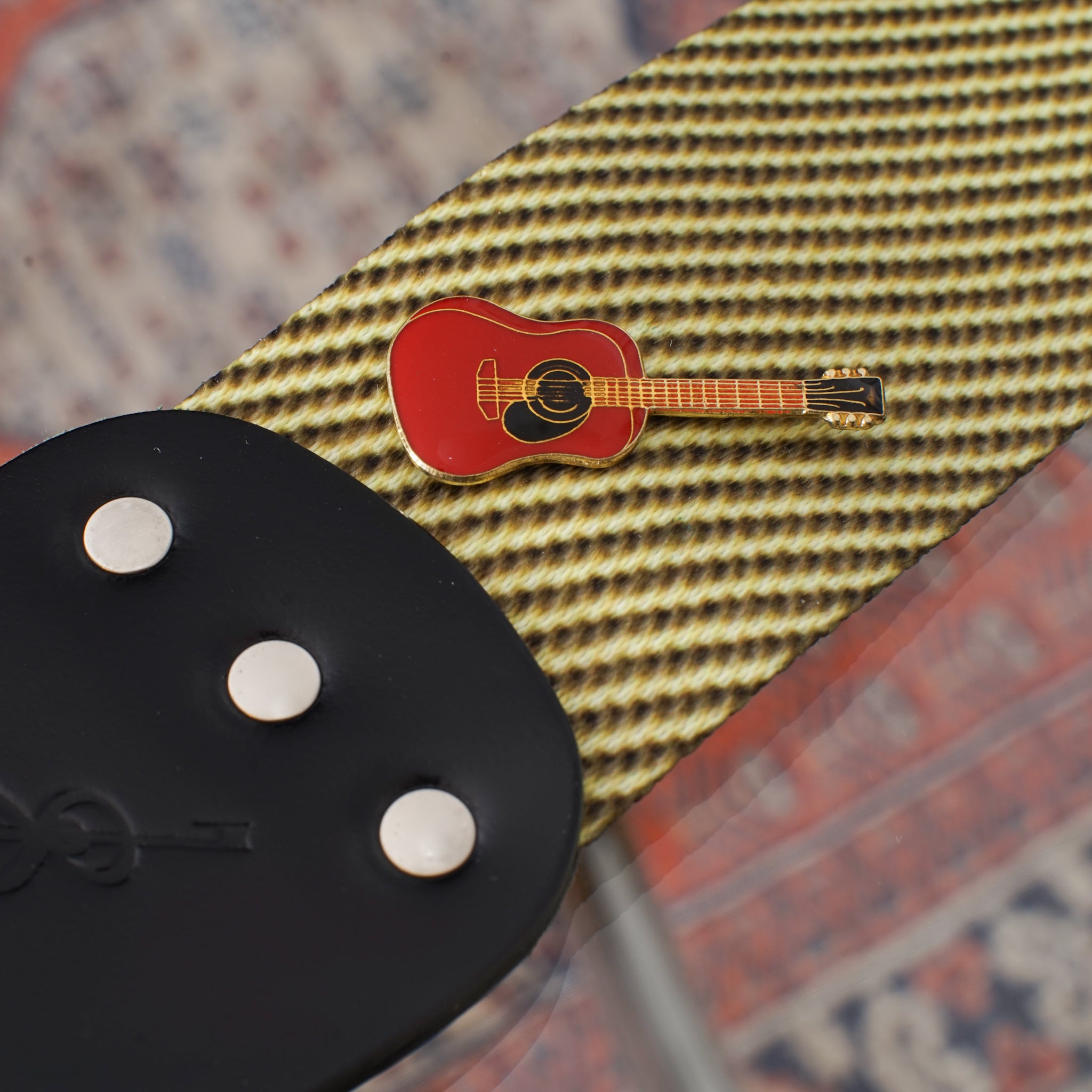 アコースティックギター型ピンバッジ#1｜ギターストラップ屋が選ぶ古着