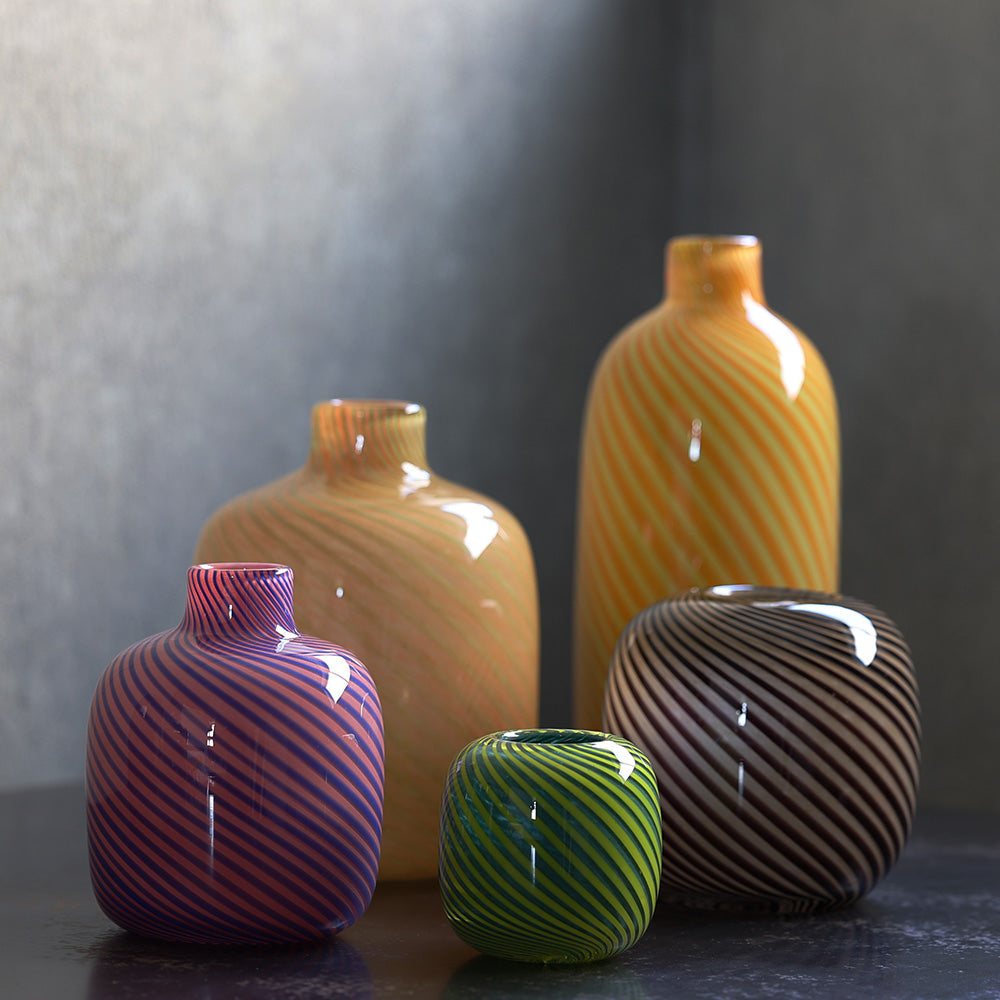 洗練されたストライプ模様と重厚感あふれる分厚いガラスのフラワー