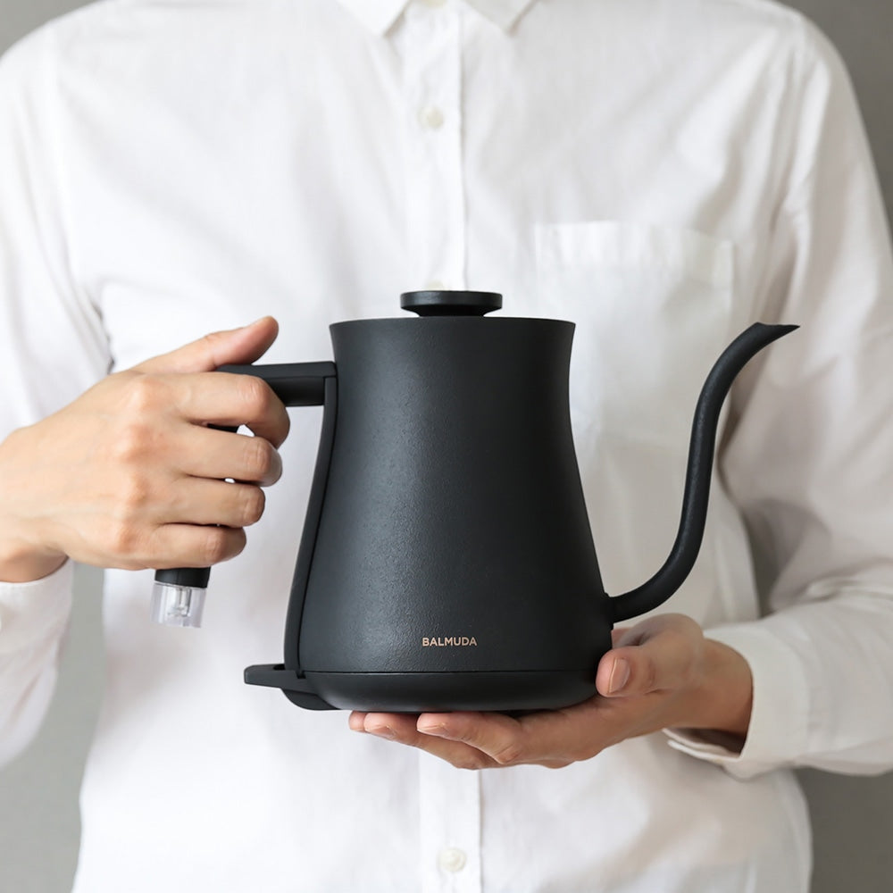 小さくて美しい電気ケトル BALMUDA The Pot – MAG. online shop