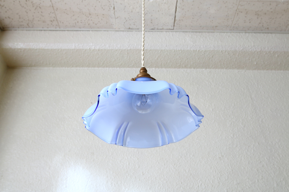 ブルーオパリン&ミルクガラス フリルペンダントランプ｜アンティーク