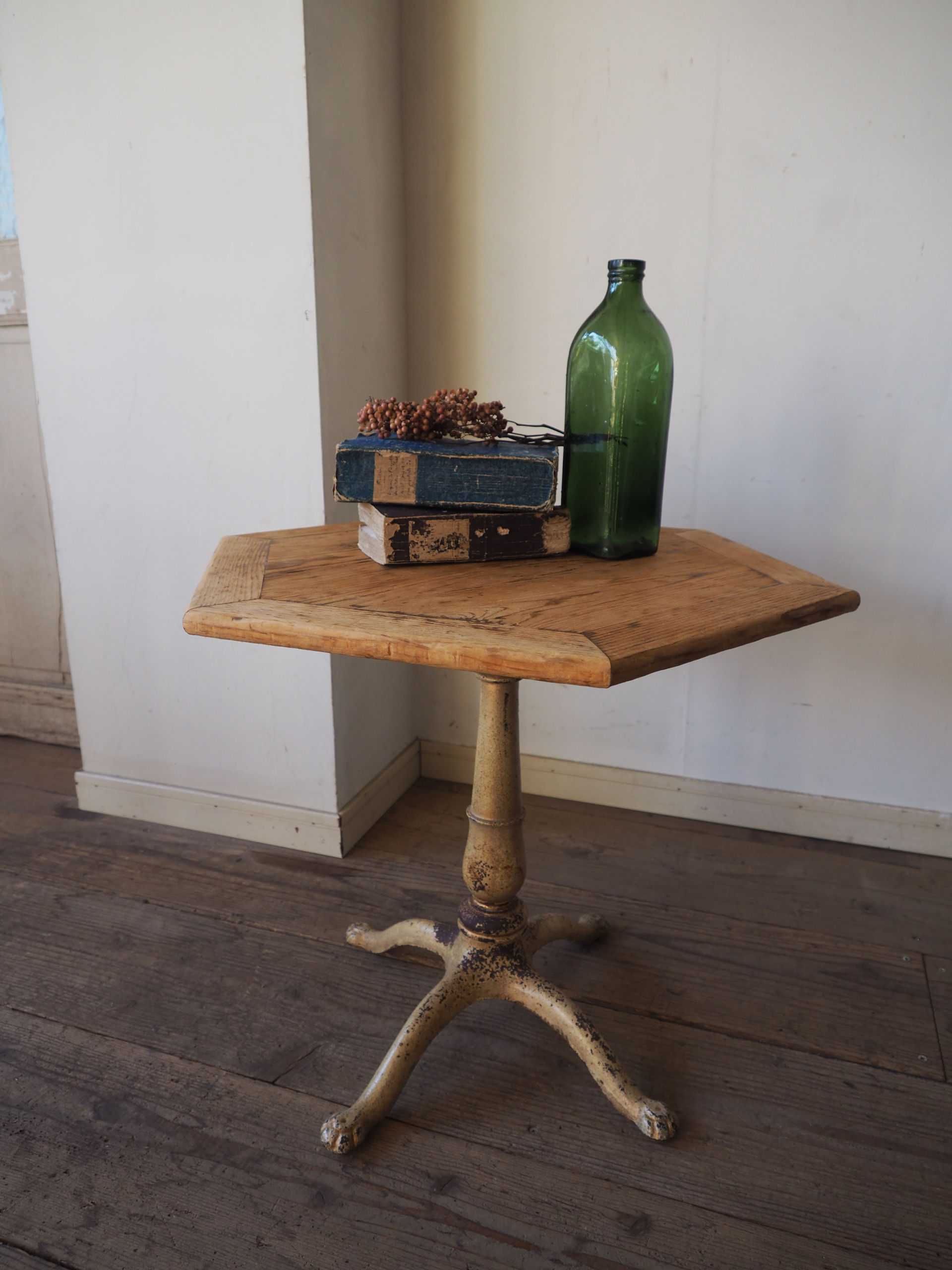 kt-0397 サイドテーブル 鉄脚 六角形の天板 | antiques-educo online shop