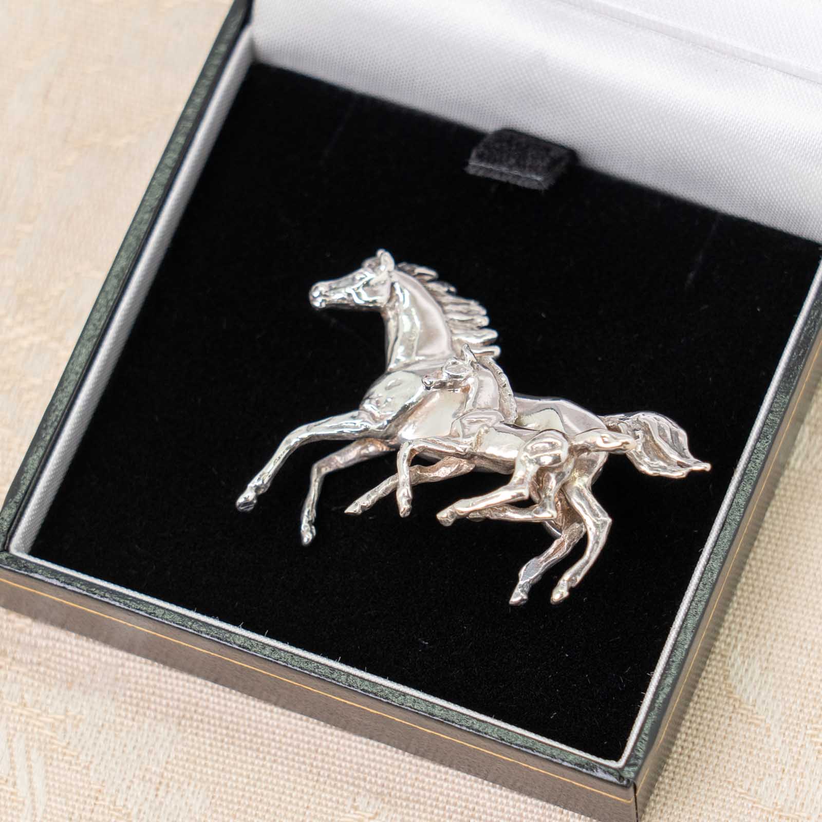 寄り添いながら駆ける馬の親子が美しく表現された スターリング