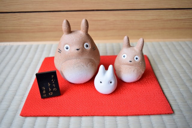 楽天市場】信楽焼の陶器のトトロトトロの置物 となりのトトロ : 園芸