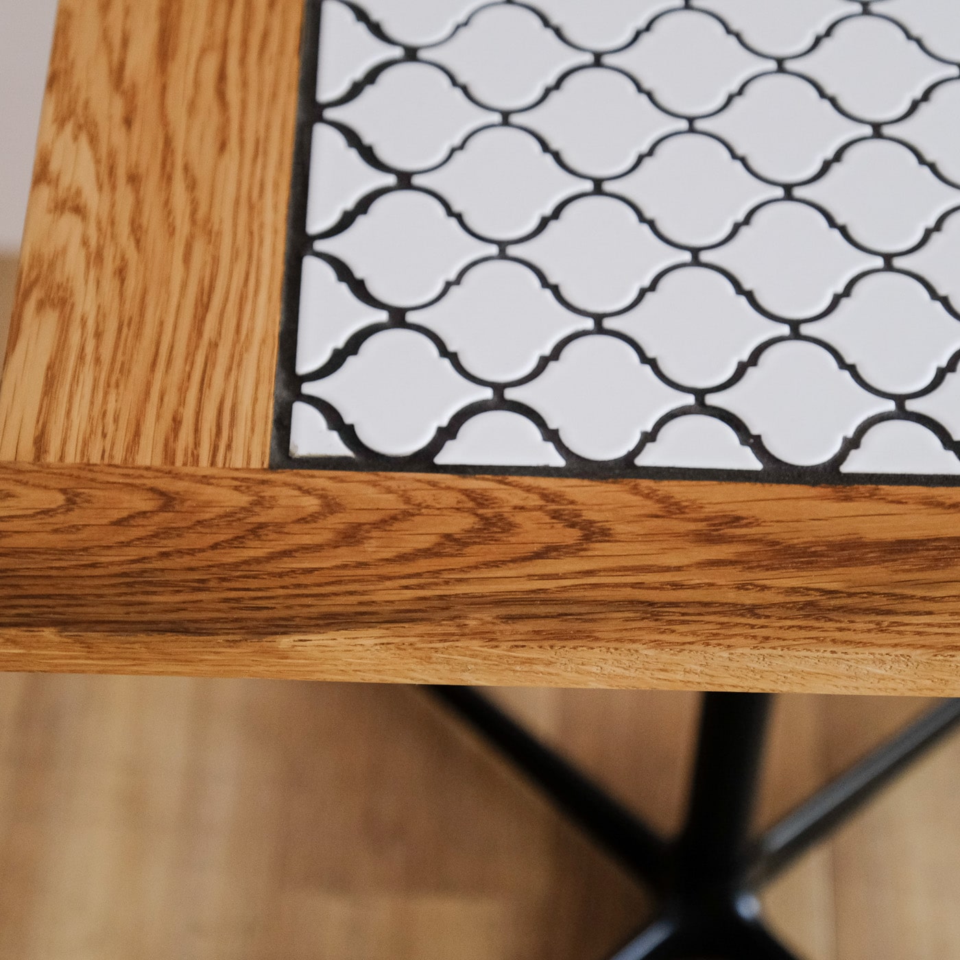 タイル カフェテーブル (カラータイル：ミックス) | スウィッチ(SWITCH