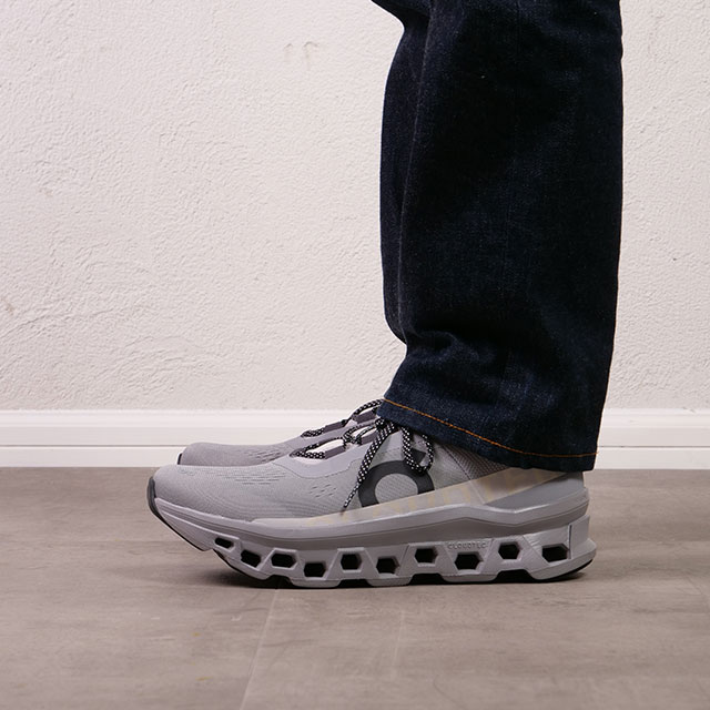 On（オン） スニーカー クラウドモンスター 61.99025 61.98434