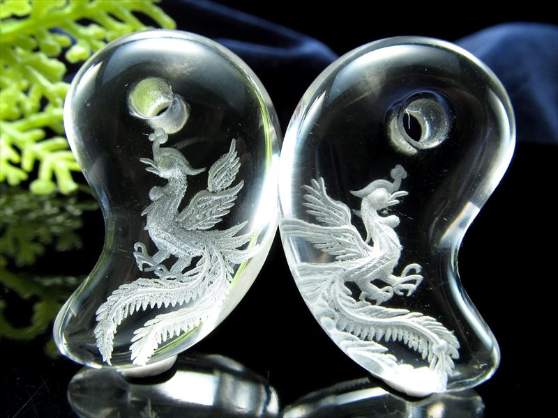 1個売り 吉祥の霊鳥 鳳凰 素彫り水晶勾玉(まがたま) 縦約30mm×横約19mm