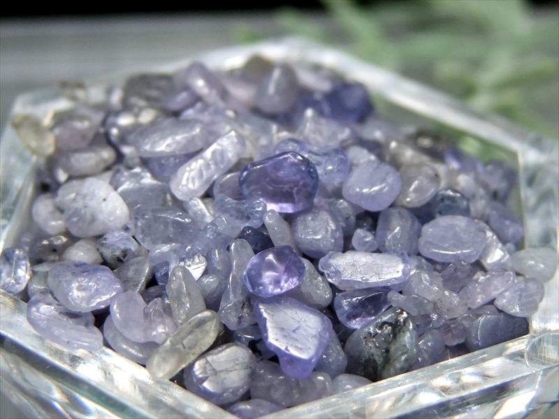 希少石さざれ石（小サイズ） タンザナイト(灰簾石)さざれ石 50g 粒の