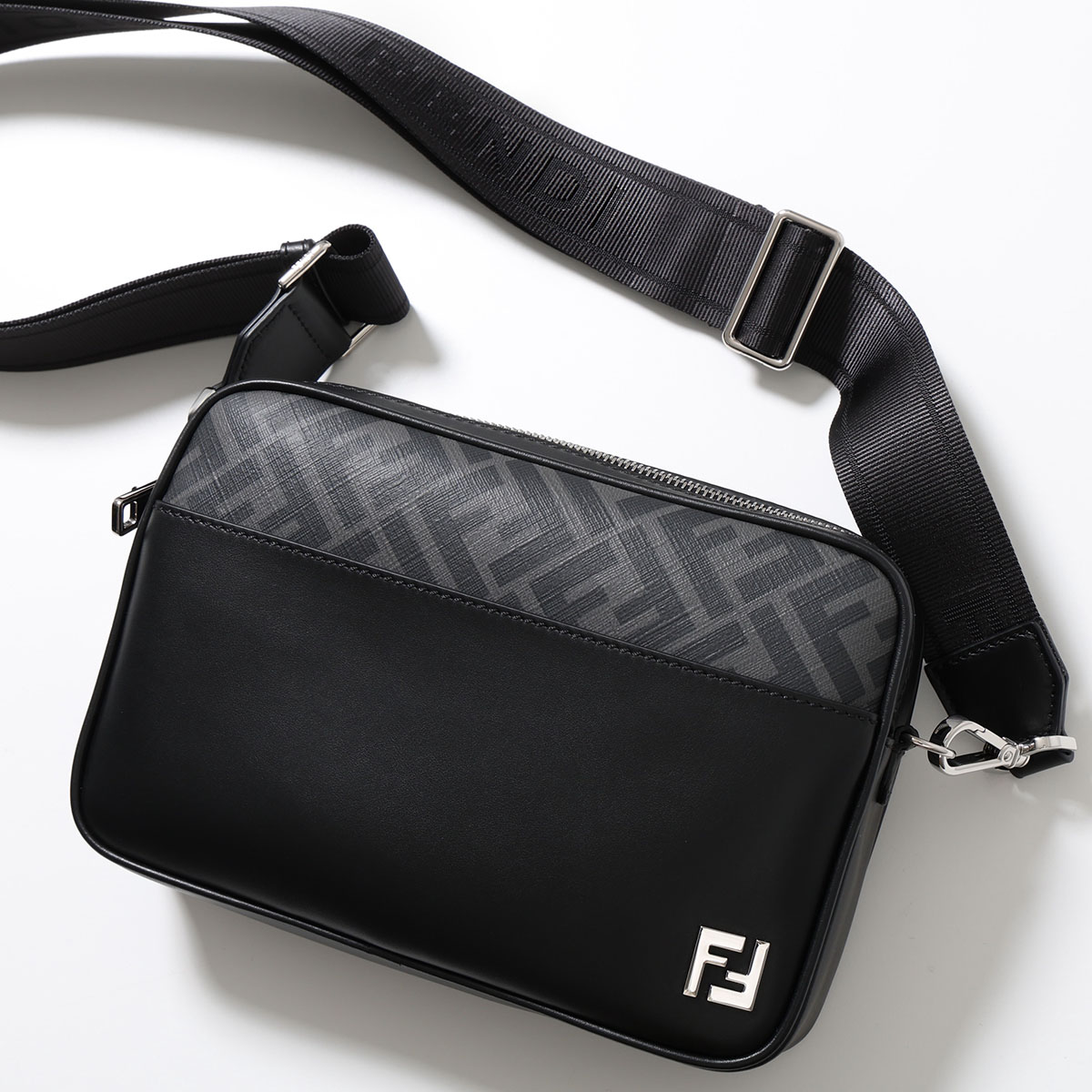 FENDI（フェンディ） ショルダーバッグ SQUARED FF CAMERA CASE