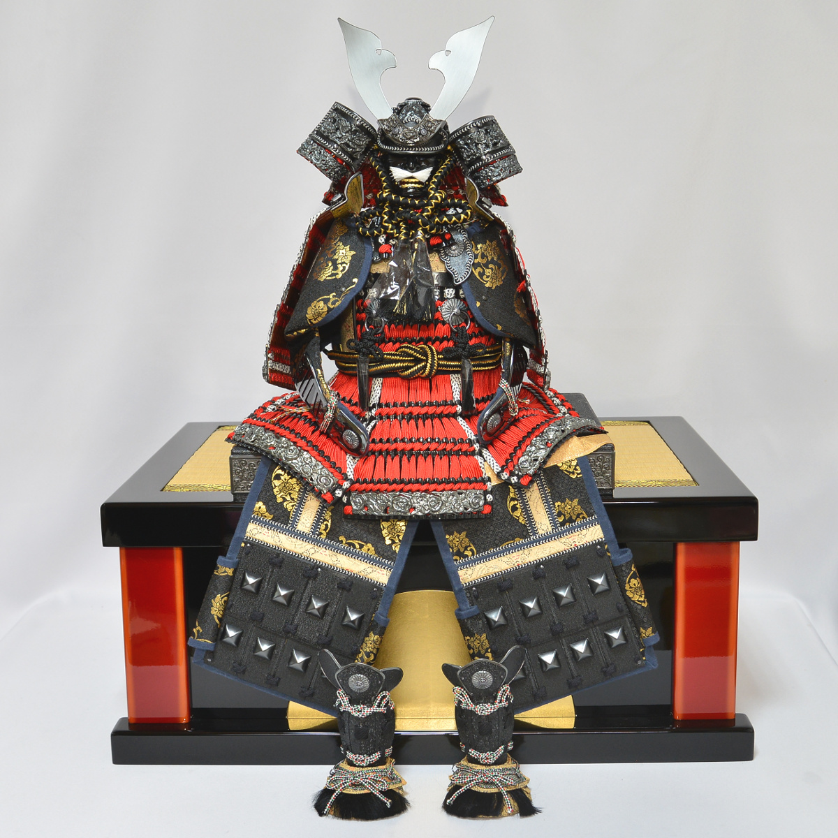 五月人形 収納鎧飾り 龍玉作 12号 黒地金赤縅鎧 : 人形の三信 - 通販