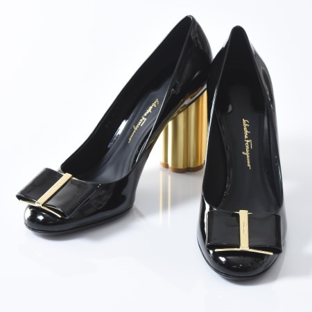 FERRAGAMO（フェラガモ） エナメル パンプス ブラック ゴールド チャン